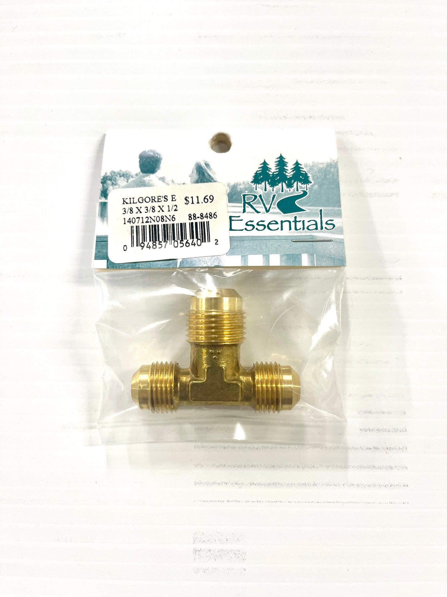 Brass tee for connecting plumbing pipes