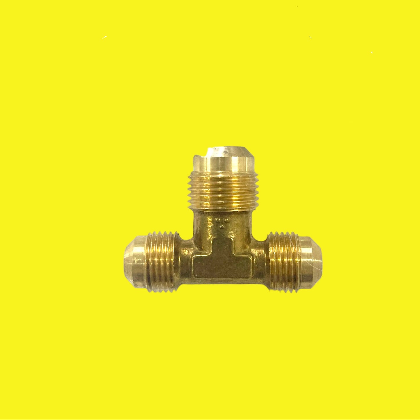 Brass tee for connecting plumbing pipes